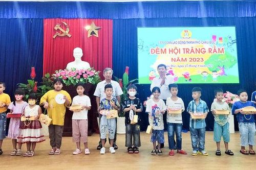 Liên đoàn Lao động TP. Châu Đốc tổ chức vui Trung thu cho con công đoàn viên khó khăn