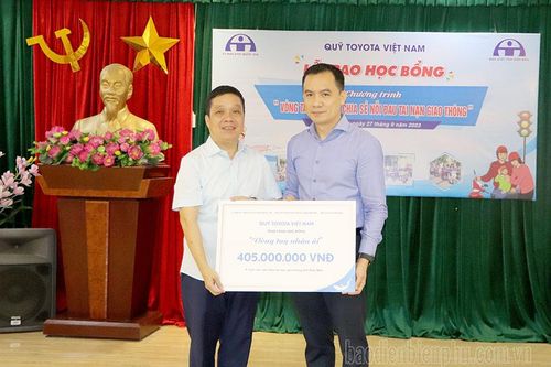 Trao học bổng 'Vòng tay nhân ái chia sẻ nỗi đau tai nạn giao thông' cho 9 học sinh