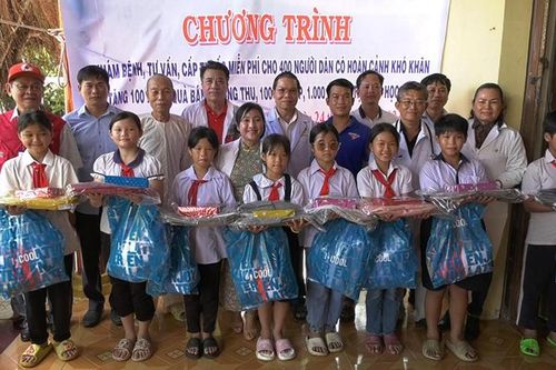 Khám bệnh và trao quà cho người nghèo, học sinh