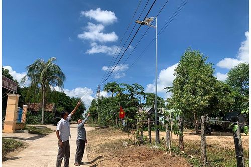 Người dân An Trung chung tay thắp sáng đường quê
