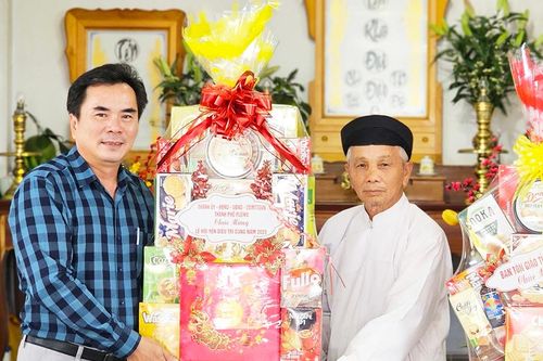 Lãnh đạo TP. Pleiku thăm, chúc mừng các họ đạo Cao đài nhân dịp Lễ Hội yến Diêu Trì cung