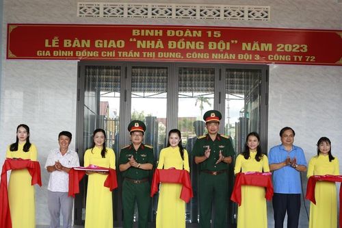 Binh Đoàn 15 trao nhà đồng đội cho công nhân có hoàn cảnh khó khăn