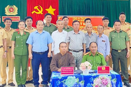 Tăng ni, phật tử huyện Ia Pa ký kết tuyên truyền đảm bảo trật tự an toàn giao thông
