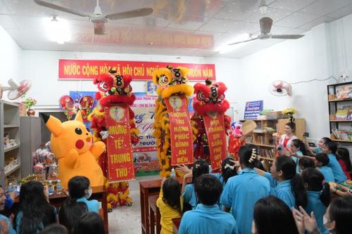 Tổ chức 'Trung thu yêu thương' cho lớp học tình thương phường Vĩnh Phước