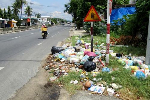 Đổ rác bừa bãi bên đường
