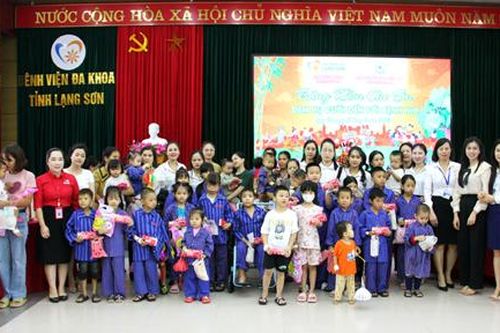 Tổ chức vui Tết Trung Thu và tặng quà cho bệnh nhi đang điều trị tại Bệnh viện Đa khoa tỉnh