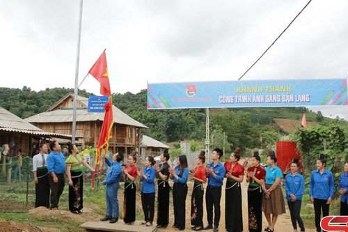 Khánh thành công trình 'Ánh sáng bản làng'