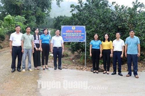 Bàn giao công trình tuyến đường vào khu sản xuất Lương Trung