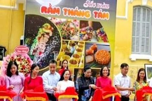Khai mạc không gian trưng bày 'Sắc màu rằm tháng Tám'
