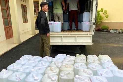 Quản lý thị trường Bắc Kạn phát hiện 1.880 lít rượu trắng không dán tem rượu sản xuất