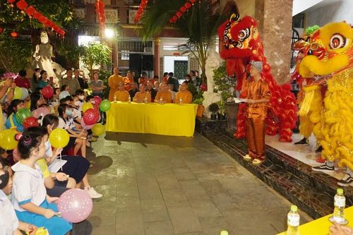 Ban Hướng dẫn Phật tử TP.HCM tổ chức 'Đêm hội trăng rằm' cho các em nhỏ tại chùa Hưng Phước