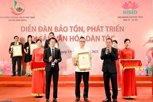 Sơn Pasco vinh dự nhận bằng khen cho công tác nghiên cứu 'màu của di sản'
