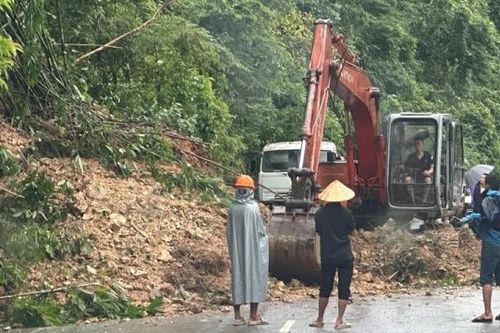 Thanh Hóa: Nhiều khu vực miền núi bị chia cắt do sạt lở, nước lũ