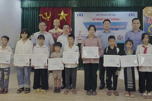Quỹ Toyota Việt Nam trao Học bổng 'Vòng tay nhân ái' tại Điện Biên