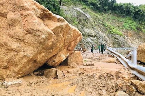 Hà Tĩnh: Quốc lộ 8A bị sạt lở nghiêm trọng