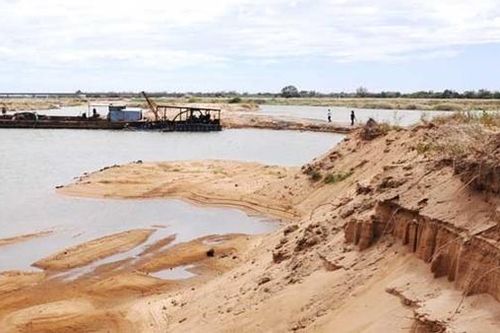 Chủ mỏ khai thác cát sông Đà Rằng bị 'tuýt còi' đến 7 hành vi