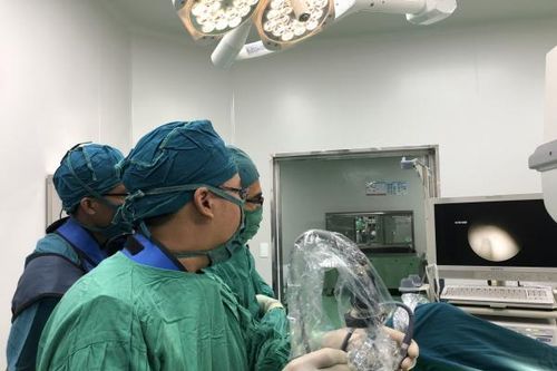 Rút ống thông tiểu 'bị bỏ quên' 4 năm trong niệu quản cụ bà 80 tuổi