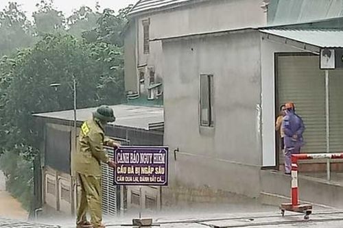 Công an Hà Tĩnh chủ động giúp dân trong mùa mưa bão