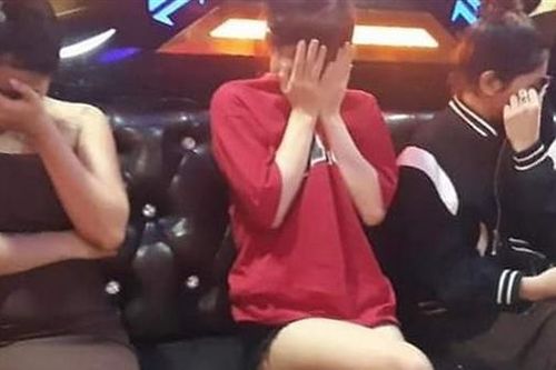 10 cô gái thuê phòng hát karaoke để uống bia và... bày 'tiệc ma túy'