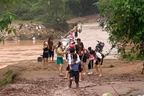 Xúc động hình ảnh thầy hiệu trưởng cùng giáo viên cõng học sinh vượt bùn đất để tới trường