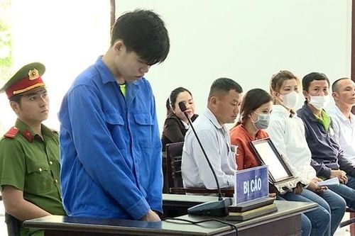 Thanh niên 17 tuổi bênh bạn giết người lĩnh 15 năm tù