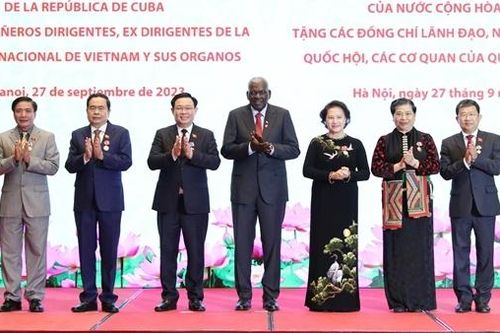 Trao Huân chương của Nhà nước Cuba tặng Chủ tịch Quốc hội Vương Đình Huệ