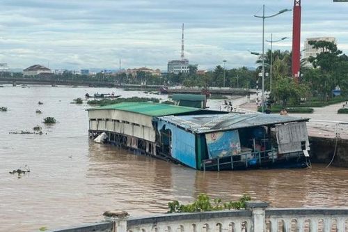 4 người cùng nhà hàng nổi bị sóng đánh trôi ra biển hơn 1km