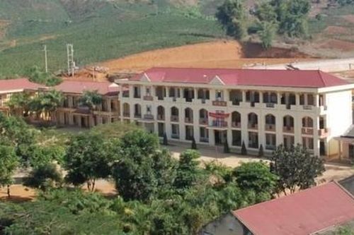 Tạm giữ nhân viên nhà bếp sau khi phát hiện thức ăn của học sinh có mùi thuốc trừ sâu