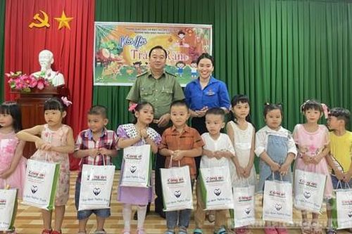 Mang những phần quà Trung thu ý nghĩa đến với thiếu nhi Bến Tre