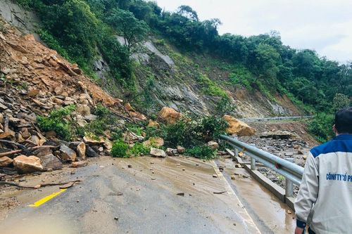 Sạt lở hàng trăm khối đất đá, đường độc đạo lên cửa khẩu Cầu Treo tê liệt
