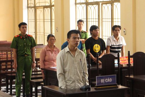 Đâm bạn nhậu nợ tiền không chịu trả, nam thanh niên lĩnh án