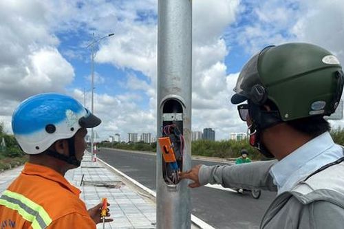 TP Hồ Chí Minh: Đường vừa đưa vào sử dụng đã bị xâm hại