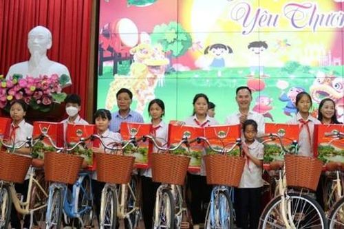 Quốc Oai tặng hơn 500 suất quà cho trẻ em có hoàn cảnh khó khăn