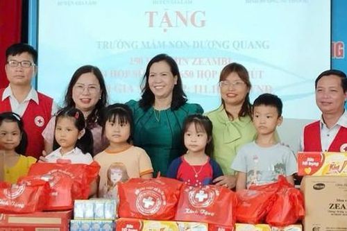 Giúp trẻ em có hoàn cảnh đặc biệt được phá cỗ, trông trăng