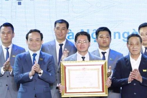 Hội Doanh nghiệp trẻ Hà Nội đón nhận Huân chương Lao động hạng Nhì