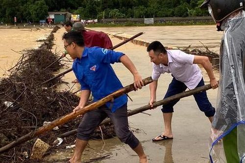 Vì 'đam mê' mà 2 người suýt mất mạng trên dòng sông lũ về cuồn cuộn