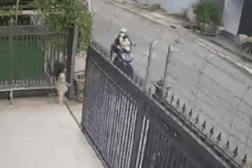 Xót xa cảnh bé gái bị cửa tự động chèn ngang người khi đang chơi ở sân nhà