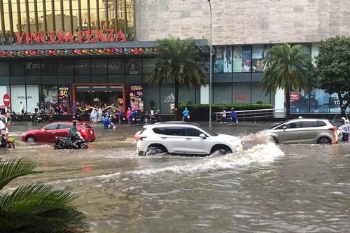 Nhiều tuyến phố ở Thanh Hóa ngập sâu, người dân bì bõm trong biển nước