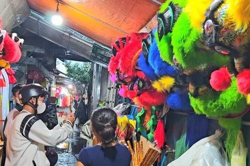 Cận cảnh nghề làm đầu lân thu hàng trăm triệu đồng dịp Tết Trung thu
