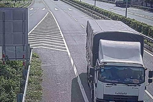 Dùng 'giẻ' che biển số đi lùi trên cao tốc, lái xe tải vẫn bị xử phạt