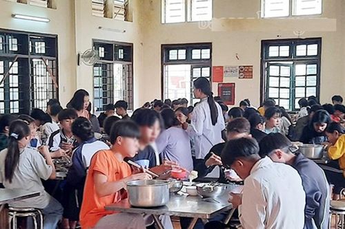 Vợ nguyên hiệu trưởng trường trung học phổ thông bỏ thuốc sâu vào thức ăn của học sinh