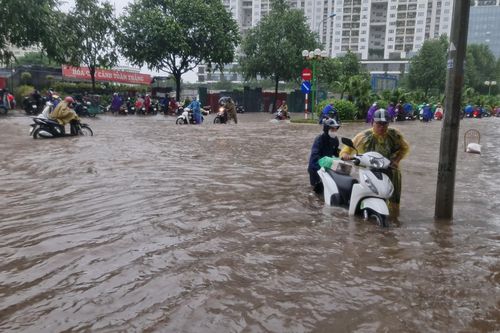 Mưa xối xả, Hà Nội mênh mông nước, một số tuyến đường 'tắc không lối thoát'