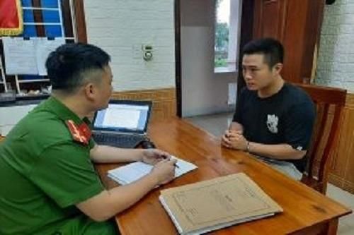 Nam thanh niên gắn biển số xe giả áp sát phụ nữ đi đường để cướp tài sản