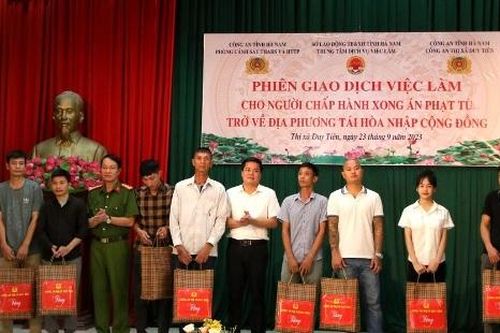 Gần 200 người chấp hành xong án phạt tù trở về địa phương được tư vấn, giới thiệu việc làm