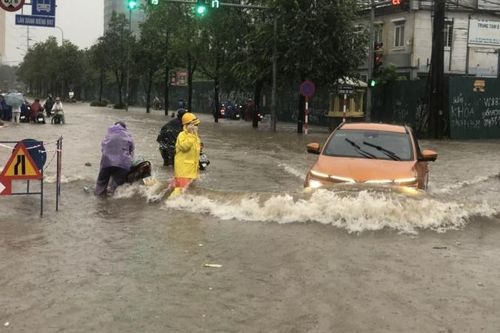 Đường phố Hà Nội thành sông sau mưa, xe điện lại ghi điểm cộng