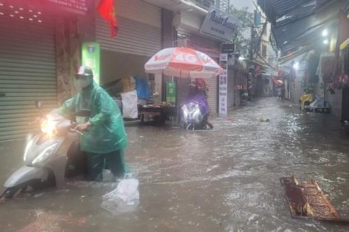Hà Nội nhiều khu vực ngập trắng đường, người dân vất vả dắt xe, lội nước