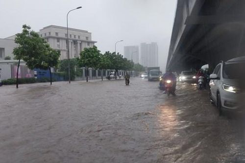 Hà Nội: Sau cơn mưa lớn, một số đường phố thành sông