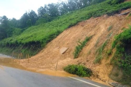 Thanh Hóa: Hàng nghìn m3 đất đá trôi xuống đường quốc lộ gây ách tắc giao thông