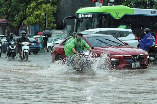 Hà Nội: Xe máy, ô tô chết máy nằm la liệt vì úng ngập