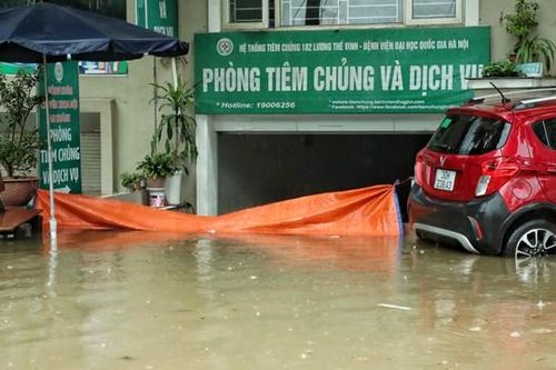 Hà Nội: Mưa lớn hàng loạt ngôi nhà liền kề tiền tỷ bị ngập nước